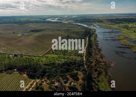 Vue aérienne du paysage industriel de la ciculture et de la rivière Guadiana à Olivenza Estrémadure Espagne Banque D'Images