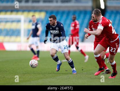 The Den, Bermondsey, Londres, Royaume-Uni. 23 janvier 2021. English FA Cup football, Millwall football Club versus Bristol City; Billy Mitchell de Millwall étant marqué par Tomas Kalas et Zak Vyner de Bristol City crédit: Action plus Sports/Alamy Live News Banque D'Images