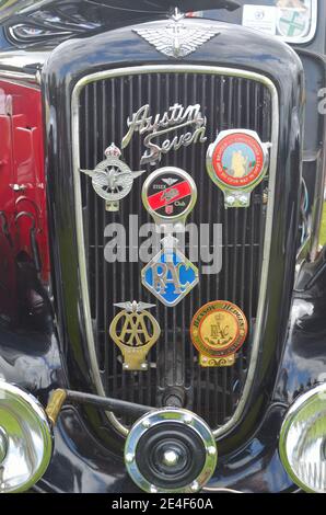 Grille de radiateur Austin Seven avec badges de motorisation. Banque D'Images