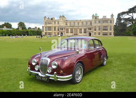 Classic Red Daimler 250 V8 en spectacle à Audley End Maison Banque D'Images