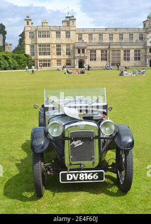 Voiture classique Austin Ulster en spectacle à la maison Audley End. Banque D'Images