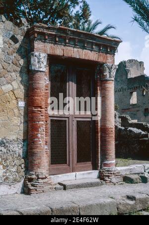 Ruines de la ville romaine Herculanum (Ercolano) en Campanie, en Italie, enterrées sous les cendres volcaniques en même temps que Pompéi. Maison d'un grand portail. Numérisation d'archivage à partir d'une lame. Avril 1970. Banque D'Images