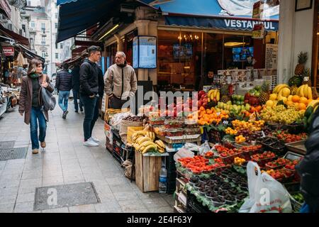 TURQUIE, ISTANBUL, 14 DÉCEMBRE 2018 : fruits et légumes frais au marché de rue dans le centre d'Istanbul Banque D'Images