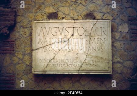 Ruines de la ville romaine Herculanum (Ercolano) en Campanie, en Italie, enterrées sous les cendres volcaniques en même temps que Pompéi. Plaque du Collège des Augustiles. Numérisation d'archivage à partir d'une lame. Avril 1970. Banque D'Images