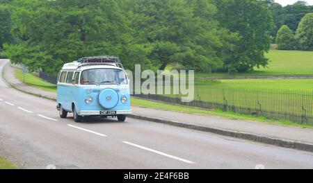 Fourgonnette Classic VW bleu clair et blanc sur route de campagne. Banque D'Images