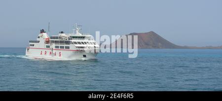 Ferry à l'approche de Corralejo Fuerteventura de Lanzarote. Banque D'Images