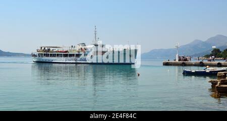 Le ferry de l'île Elaphite s'attèle à Donje Celo sur l'île de Kolocep. Le ferry part de Dubrovnik pour les îles de Kolocep, Lopud et Sipan. Banque D'Images