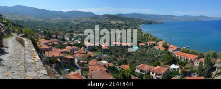 Hôtels et le front de mer de la célèbre maison de vacances detination de Molyvos . Banque D'Images