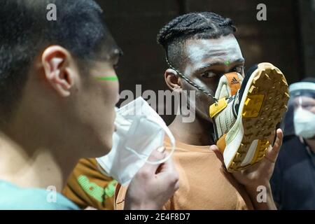 Berlin, Allemagne. 23 janvier 2021. Un modèle porte une sneaker comme un protecteur de bouche pendant la semaine de la mode About You à Kraftwerk. Cette fois-ci, la semaine de la mode de Berlin a lieu sur Internet, les spectacles sont montrés en ligne en raison de la pandémie. Credit: Jörg Carstensen/dpa/Alay Live News Banque D'Images