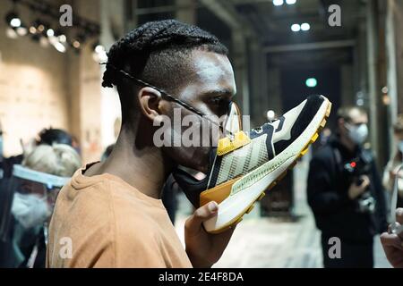 Berlin, Allemagne. 23 janvier 2021. Un modèle porte une sneaker comme un protecteur de bouche pendant la semaine de la mode About You à Kraftwerk. Cette fois-ci, la semaine de la mode de Berlin a lieu sur Internet, les spectacles sont montrés en ligne en raison de la pandémie. Credit: Jörg Carstensen/dpa/Alay Live News Banque D'Images