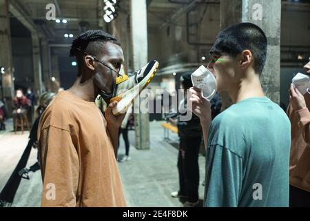Berlin, Allemagne. 23 janvier 2021. Un modèle porte une sneaker comme un protecteur de bouche pendant la semaine de la mode About You à Kraftwerk. Cette fois-ci, la semaine de la mode de Berlin a lieu sur Internet, les spectacles sont montrés en ligne en raison de la pandémie. Credit: Jörg Carstensen/dpa/Alay Live News Banque D'Images