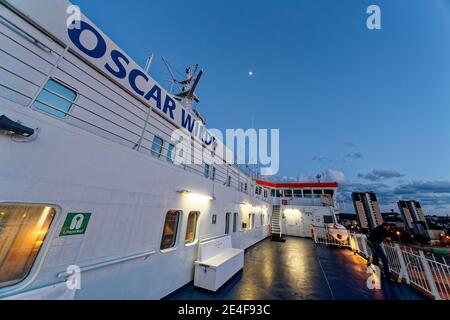 Roscoff, France. 16 avril 2016. Le ferry pour voiture Oscar Wilde d'Irish Ferries quitte le port de Roscoff en France pour le port de Rosslare en Irlande. Banque D'Images