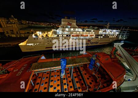 Roscoff, France. 16 avril 2016. Le ferry Normandie de Brittany Ferries quitte le port de Roscoff en France. Banque D'Images