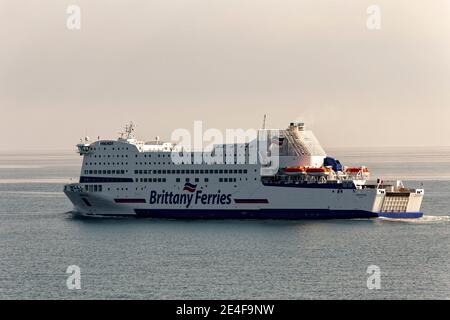 Roscoff, France. 15 mai 2016. Le ferry Armorique de Brittany Ferries quitte le port de Roscoff en France. Banque D'Images