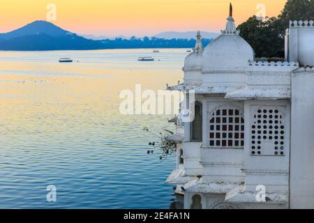 Taj Lake Palace sur le lac Pichola au lever du soleil à Udaipur Rajasthan Inde. Banque D'Images