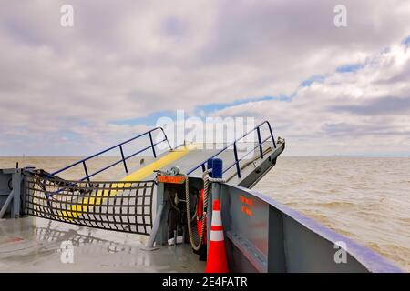 Le pont et la rampe de chargement du Mobile Bay Ferry sont illustrés lorsqu'il se rend à Gulf Shores, le 6 mars 2016, à Dauphin Island, en Alabama. Banque D'Images