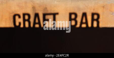 Prospectus et poster de design pour les restaurants locaux avec des mots Craft bar inscription dans le style rétro ou vintage et icône. Lettres ombrées écrites BARRE D'ARTISANAT Banque D'Images