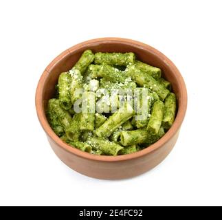 Cuisine italienne. Pâtes avec sauce originale au pesto vert à Gênes (Genova) Italie sur fond blanc, pâtes avec fond de pesto au basilic. Banque D'Images