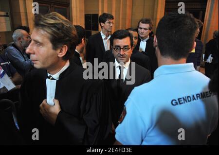 L'ex-chef de recherche d'EADS, Imad Lahoud, accompagné de son avocat Olivier Pardo, est vu lors du 6ème jour du procès "Clearstream affaire", en France, le 30 septembre 2009. L'ancien Premier ministre français et ministre des Affaires étrangères Dominique de Villepin est suspecté d'avoir orchestré en 2004 une fuite sur une liste de détenteurs de comptes falsifiés à la banque Clearstream, qui comprenait le nom du président français Nicolas Sarkozy. Deux cadres de la société européenne de défense (EADS), l'ancien vice-président Jean-Louis Gergorin et le directeur de recherche Imad Lahoud, sont également mis en accusation, ainsi que le journaliste Denis Robert, qui a cassé la sto Banque D'Images