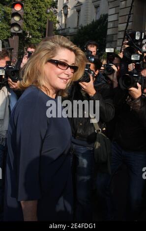 Catherine Deneuve participe au salon de la collection prêt-à-porter du printemps-été 2010 de Balenciaga qui s'est tenu à l'hôtel Crillon à Paris, en France, le 1er octobre 2009. Photo de Denis Guignebourg/ABACAPRESS.COM Banque D'Images