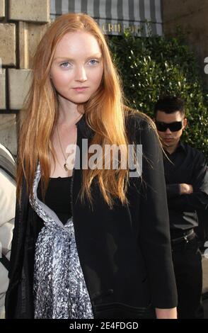 Lily Cole participe au salon de la collection prêt-à-porter du printemps-été 2010 de Balenciaga, qui s'est tenu à l'hôtel Crillon à Paris, en France, le 1er octobre 2009. Photo de Denis Guignebourg/ABACAPRESS.COM Banque D'Images