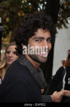 Adrien Grenier arrive au salon de la collection « prêt-à-porter » de Christian Dior Printemps-été 2010 qui a eu lieu au jardin des Tuileries à Paris, en France, le 2 octobre 2009. Photo de Denis Guignebourg/ABACAPRESS.COM Banque D'Images