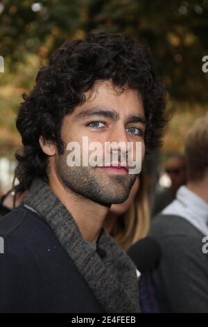 Adrien Grenier arrive au salon de la collection « prêt-à-porter » de Christian Dior Printemps-été 2010 qui a eu lieu au jardin des Tuileries à Paris, en France, le 2 octobre 2009. Photo de Denis Guignebourg/ABACAPRESS.COM Banque D'Images