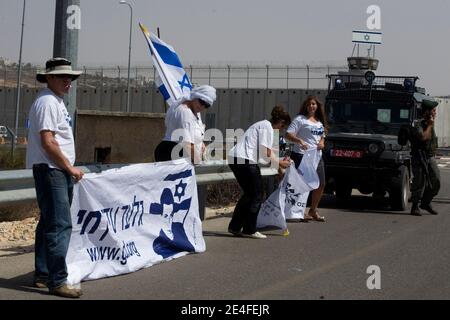 Les suppoteurs israéliens du soldat Gilad Shalit protestent devant la prison militaire d'Ofer lors de la libération des prisonniers Palestininiens dans la ville de Ramallah, en Cisjordanie, le 2 octobre 2009. Israël a libéré 19 prisonnières palestiniennes vendredi après que les militants du Hamas ont remis un disque vidéo offrant un premier aperçu d'un soldat israélien qu'ils détenaient en captivité depuis plus de trois ans. Photo par Olivier Fitoussi/ABACAPRESS.COM Banque D'Images