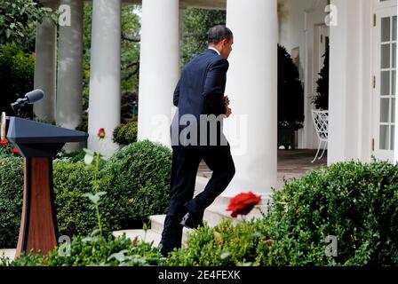 LE président AMÉRICAIN Barack Obama quitte le podium après avoir pris la parole à la Rose Garden à la Maison Blanche le 2 octobre 2009 à Washington. Le président Obama a parlé de son voyage à Copenhague pour soutenir Chicago pour accueillir les Jeux olympiques d'été de 2016 qui ont été annoncés aujourd'hui à Rio de Janeiro . Photo de Olivier Douliery /ABACAPRESS.COM (photo : Barack Obama) Banque D'Images