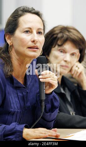 Segolène Royal, homme politique de l'opposition du Parti socialiste français, avec Danielle Mitterrand, épouse de l'ancien président français François Mitterrand assistant à un rassemblement politique à l'Université populaire internationale du Poitou-Charentes à Poitiers, dans le centre de la France, le 2 octobre 2009. Photo de Patrick Bernard/ABACAPRESS.COM Banque D'Images