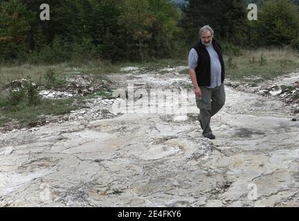 Jean-Michel Mazin, géologue et paléontologue, debout en face de la découverte récente d'un sauropode bien conservé, empreintes de dinosaures, entre 1.5 et deux mètres de diamètre dans les environs de Plagne, Jura, est de la France, le 6 octobre 2009. La découverte, qui a été faite en avril et date d'il y a 150 millions d'années, a été authentifiée par les scientifiques comme une découverte unique. Il s'agit peut-être des plus grandes traces de dinosaures jamais découvertes dans le monde, selon le Conseil National de recherche Français (CNRS).photo de Vincent Dargent/ABACAPRESS.COM Banque D'Images