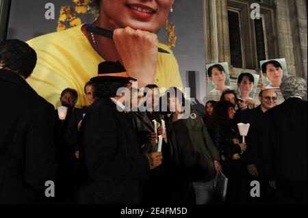 Des personnalités culturelles françaises, dont Jane Birkin, Catherine Deneuve, Marion Cotillard, Michel Piccoli, Etienne Daho, Alain Chamfort, Jacques Higelin et Charles Berling, participent à une veillée silencieuse en faveur du leader élu du Myanmar, Aung San Suu Kyi, à l'extérieur de l'hôtel de ville de Paris, en France, le 6 octobre 2009. Cet événement a été organisé pour appeler à la libération du prix Nobel de la paix, qui a passé une grande partie des 20 dernières années en détention. Les juges ont rejeté l'appel interjeté par Suu Kyi à l'encontre de sa longue assignation à résidence, le 2 octobre 2009. Photo de Mousse/ABACAPRESS.COM Banque D'Images