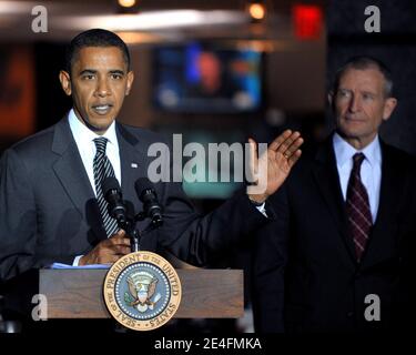 Le président Barack Obama fait des remarques lorsqu'il visite le Centre national de lutte contre le terrorisme (NCTC) à McLean, va, Etats-Unis, le mardi 6 octobre 2009. À droite, Dennis Blair, directeur du renseignement national photo de Ron Sachs/ABACAPRESS.COM (en photo : Barack Obama, Dennis Blair) Banque D'Images