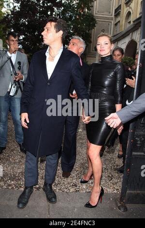 Kate Moss et son petit ami Jamie Hince participant au salon de la collection pré-vêtements Printemps-été 2010 de Miu Mau à Paris, en France, le 7 octobre 2009. Photo de Denis Guignebourg/ABACAPRESS.COM Banque D'Images