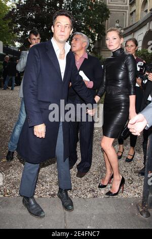 Kate Moss et son petit ami Jamie Hince participant au salon de la collection pré-vêtements Printemps-été 2010 de Miu Mau à Paris, en France, le 7 octobre 2009. Photo de Denis Guignebourg/ABACAPRESS.COM Banque D'Images