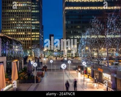 Londres, Angleterre, Royaume-Uni - 23 janvier 2021: Place du marché de la ville illuminée par des lumières décoration dans les vacances de Noël la nuit, dans la région de Canary Wharf Banque D'Images