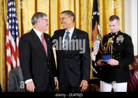 LE président AMÉRICAIN Barack Obama remet à IBM la Médaille nationale de la technologie et de l'innovation, acceptée par Samuel Palmisano, président du Conseil d'administration et directeur général d'IBM, lors d'une cérémonie à la Maison Blanche à Washington. États-Unis le 7 octobre 2009. Photo par Olivier Douliery ABACAPRESS.COM Banque D'Images