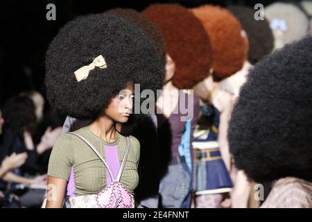 Des modèles présentent des créations du designer Marc Jacobs pour Louis Vuitton Spring-Summer 2010 prêt-à-porter collection show tenu au Cour Carree du Louvre à Paris, France, le 7 octobre 2009. Photo d'Alain Gil-Gonzalez/ABACAPRESS.COM Banque D'Images
