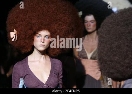 Des modèles présentent des créations du designer Marc Jacobs pour Louis Vuitton Spring-Summer 2010 prêt-à-porter collection show tenu au Cour Carree du Louvre à Paris, France, le 7 octobre 2009. Photo d'Alain Gil-Gonzalez/ABACAPRESS.COM Banque D'Images