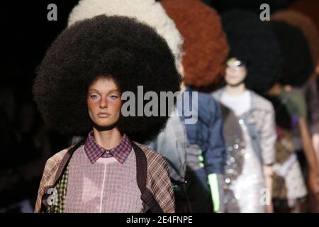 Des modèles présentent des créations du designer Marc Jacobs pour Louis Vuitton Spring-Summer 2010 prêt-à-porter collection show tenu au Cour Carree du Louvre à Paris, France, le 7 octobre 2009. Photo d'Alain Gil-Gonzalez/ABACAPRESS.COM Banque D'Images