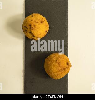 Hors-d'œuvre italienne arancini, boules de riz farcies à la viande cuite dans la graisse profonde, cuisine italienne Banque D'Images