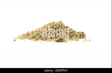 Noix de Grenoble moulées en poudre sur blanc. Pile de noix hachées isolée sur fond blanc Banque D'Images