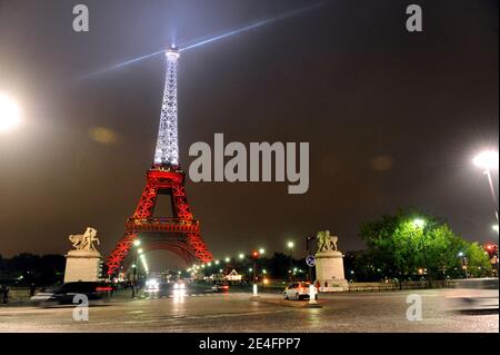 La tour Eiffel est illuminée de couleurs de drapeau turc (rouge et blanc), pour célébrer l'« année de la Turquie en France », telle qu'elle a été vue à Paris, en France, le 8 octobre 2009. Récemment, la tour Eiffel a été illuminée de rouge pour l'« année de la Chine » puis de bleu, alors que la France présidait l'Europe, en 2008. Photo par Ammar Abd Rabbo/ABACAPRESS.COM Banque D'Images