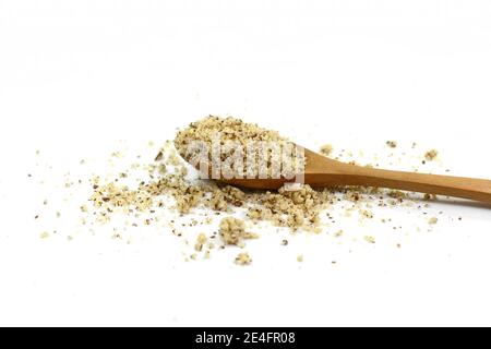 Noix de Grenoble moulées en poudre sur blanc. Pile de noix hachées isolée sur fond blanc Banque D'Images