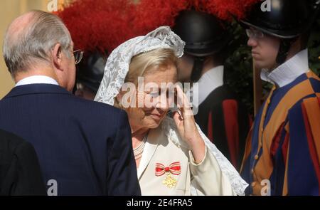 Le pape Benoît XVI a rencontré le roi de Belgique Albert II et la reine Paola au Vatican à Rome, en Italie, le 10 octobre 2009. Albert et Paola sont venus à Rome pour assister à la canonisation du Père Damien de Véclat, prêtre catholique de Belgique. Photo par ABACAPRESS.COM Banque D'Images