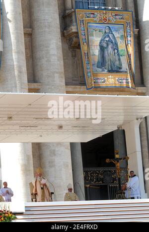 Le Pape Benoît XVI parle sous un portrait de la nouvelle française Sainte Marie de la Croix (Jeanne) Jugan. Le pape Benoît XVI mène une cérémonie de canonisation à la basilique Saint-Pierre au Vatican. Le Pape donna à l'église catholique romaine cinq nouveaux saints, le Père Damien, né sous le nom de Jozef de Veuster, Zygmunt Szczesny Felinski, Francisco Coll y Guitart, Rafael Arnaiz Baron, Marie de la Croix (Jeanne) Jugan, Rome, Vatican, le 11 octobre 2009. Photo par ABACAPRESS.COM Banque D'Images