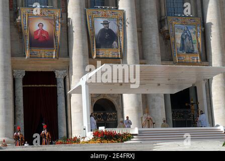 Le pape Benoît XVI mène une cérémonie de canonisation à la basilique Saint-Pierre au Vatican. Le Pape donna à l'église catholique romaine cinq nouveaux saints, le Père Damien, né sous le nom de Jozef de Veuster, Zygmunt Szczesny Felinski, Francisco Coll y Guitart, Rafael Arnaiz Baron, Marie de la Croix (Jeanne) Jugan, Rome, Vatican, le 11 octobre 2009. Photo par ABACAPRESS.COM Banque D'Images