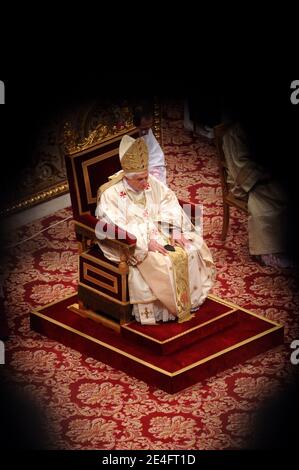 Le pape Benoît XVI mène une cérémonie de canonisation à la basilique Saint-Pierre au Vatican. Le Pape donna à l'église catholique romaine cinq nouveaux saints, le Père Damien, né sous le nom de Jozef de Veuster, Zygmunt Szczesny Felinski, Francisco Coll y Guitart, Rafael Arnaiz Baron, Marie de la Croix (Jeanne) Jugan, Rome, Vatican, le 11 octobre 2009. Photo par ABACAPRESS.COM Banque D'Images