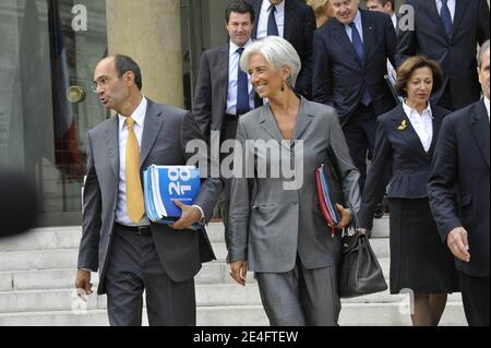 La ministre française de l'économie, des finances et de l'emploi, Christine Lagarde, et la ministre française du budget, des finances publiques et de la fonction publique, Eric Woerth, quittent Elysee Palace après avoir présenté le budget 2009 lors du Conseil hebdomadaire des ministres à Paris, en France, le 30 septembre 2009. Photo par Elodie Gregoire/ABACAPRESS.COM Banque D'Images