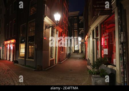 Amsterdam, pays-Bas. 23 janvier 2021. Une vue gerénale sur une rue déserte dans le quartier rouge le 23 janvier 2021 à Amsterdam, pays-Bas. Le gouvernement néerlandais a imposé de nouvelles mesures pour contenir de nouvelles infections des variantes du coronavirus, un couvre-feu aux pays-Bas de 9 h à 4 h 30 la dernière fois qu'un couvre-feu a été imposé au pays durant la Seconde Guerre mondiale (1939-1945). Interdiction de tous les vols et ferries en provenance du Royaume-Uni, des vols passagers en provenance d'Afrique du Sud, du Suriname et de certaines régions d'Amérique du Sud.(photo de Paulo Amorim/Sipa USA) crédit: SIPA USA/Alay Live News Banque D'Images